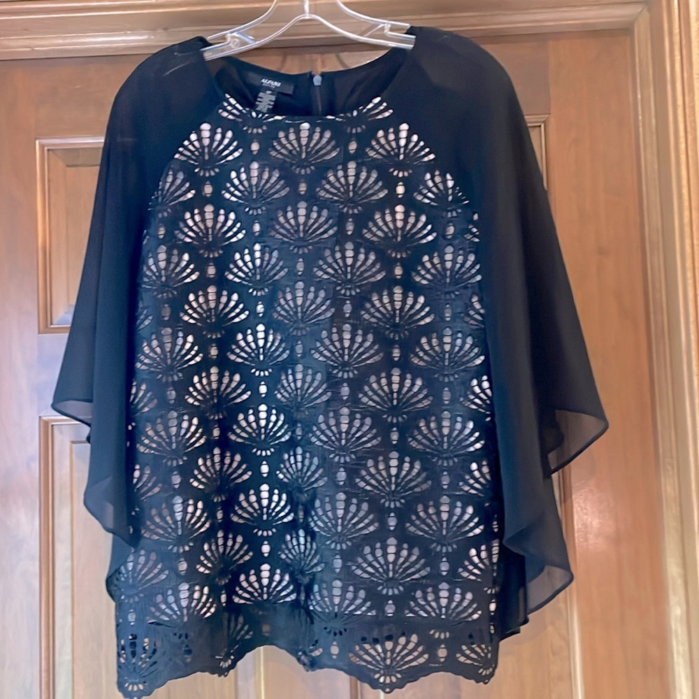 Black/natural flowing top